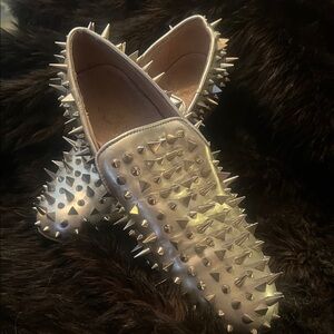 SUNDAY SPECIAL 
CL Silver Dandelion Spike Loafers